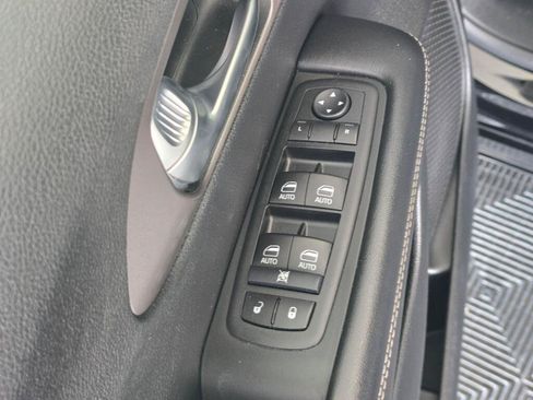 Used 2025 Chrysler Pacifica Select FWD image 19