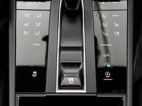 Used 2024 Porsche Macan image 21