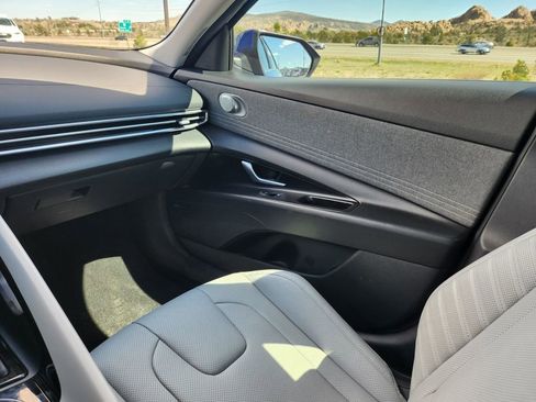 Used 2022 Hyundai Elantra Limited image 24