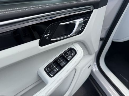 Certified 2024 Porsche Macan AWD/4WD image 20