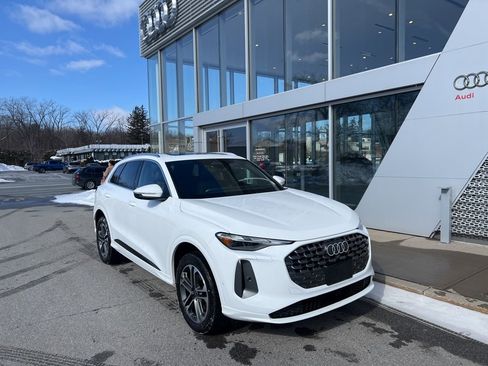 Used 2025 Audi Q5 Premium w/ Convenience Package image 5