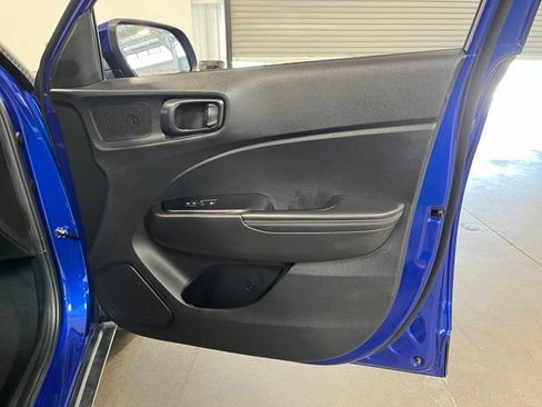Used 2025 Hyundai Venue Limited FWD image 12