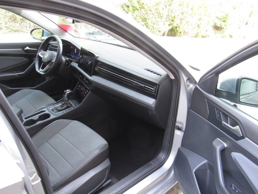 Used 2025 Volkswagen Jetta SE FWD image 17