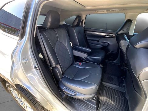 Used 2022 Toyota Highlander Platinum image 19