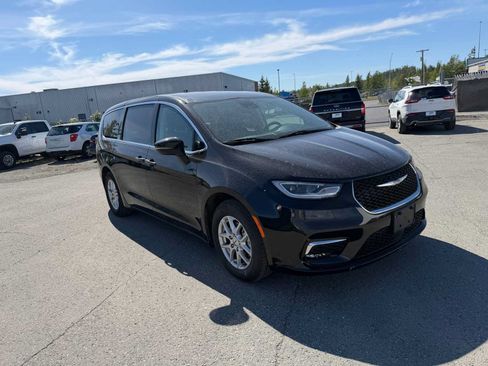 Used 2023 Chrysler Pacifica Touring-L FWD image 5