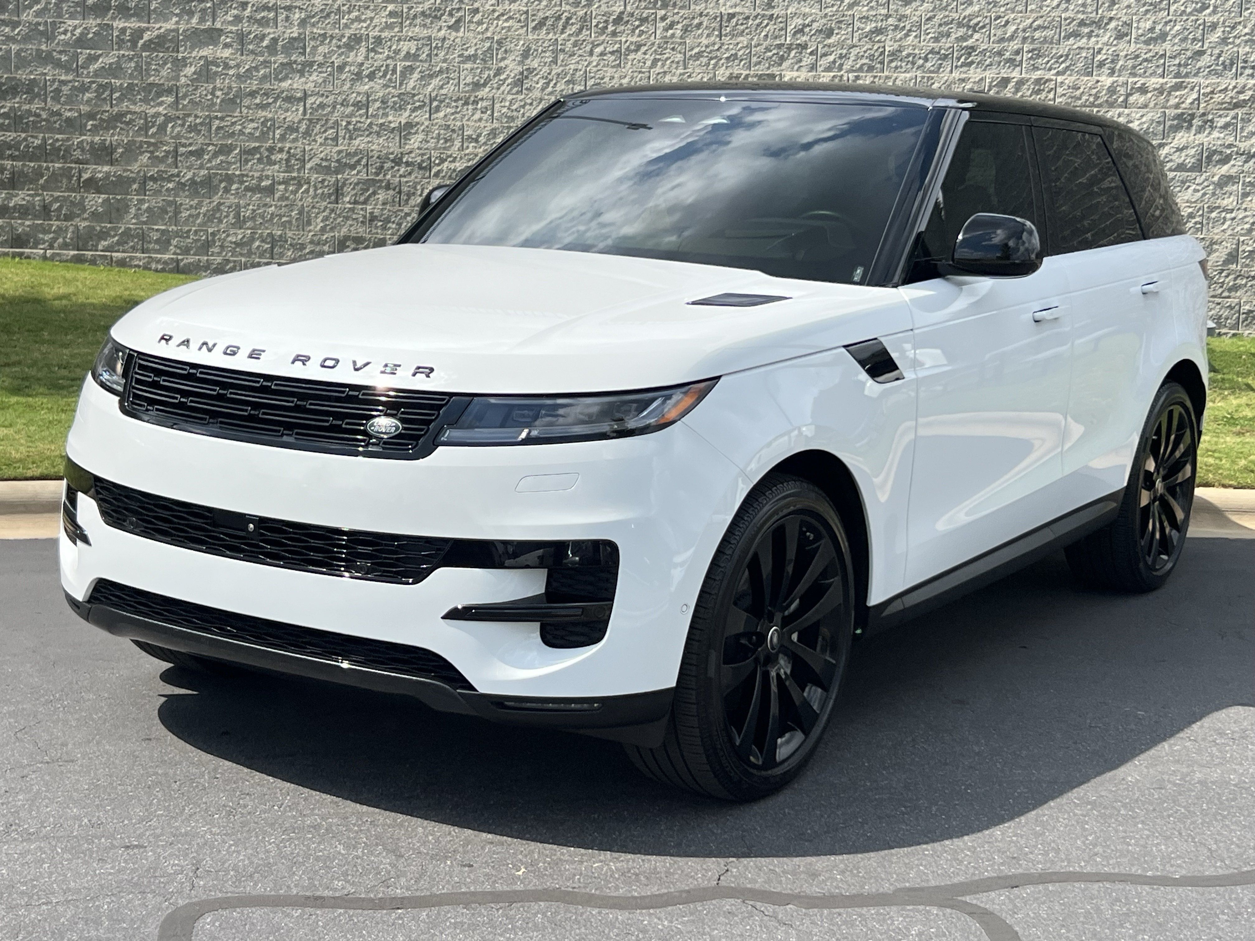 Used 2025 Land Rover Range Rover Sport SE AWD/4WD image 1