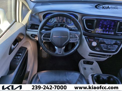Used 2018 Chrysler Pacifica Touring-L Plus image 14