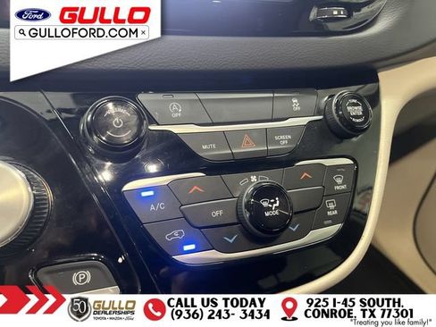 Used 2023 Chrysler Voyager LX FWD image 27