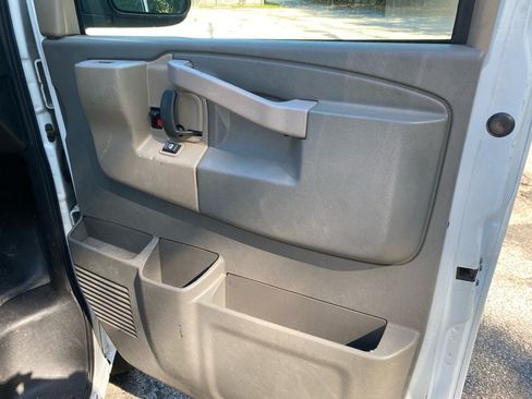 Used 2019 Chevrolet Express 2500 RWD image 10