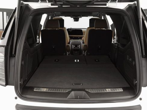 Used 2025 Chevrolet Suburban High Country image 29