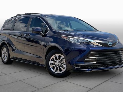 Used 2024 Toyota Sienna LE FWD image 3