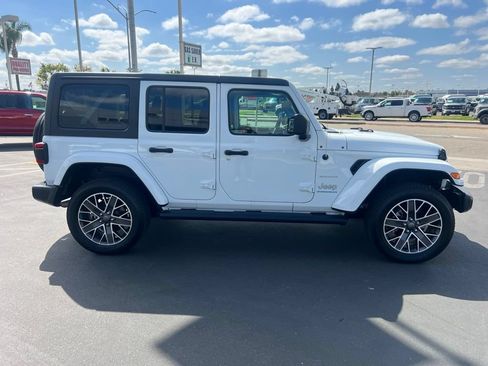 Used 2023 Jeep Wrangler Unlimited Sahara AWD/4WD image 13