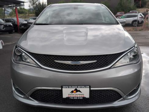 Used 2018 Chrysler Pacifica Touring Plus FWD image 2
