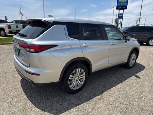Used 2024 Mitsubishi Outlander ES FWD image 4