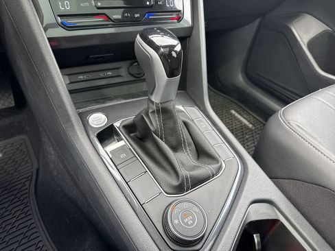 Used 2024 Volkswagen Tiguan SE w/ Panoramic Sunroof Package AWD/4WD image 20