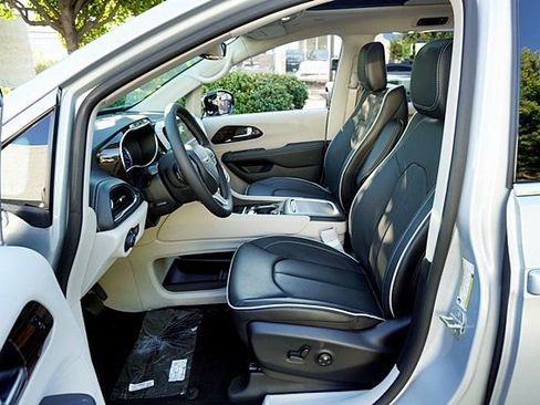 New 2023 Chrysler Pacifica Limited image 20