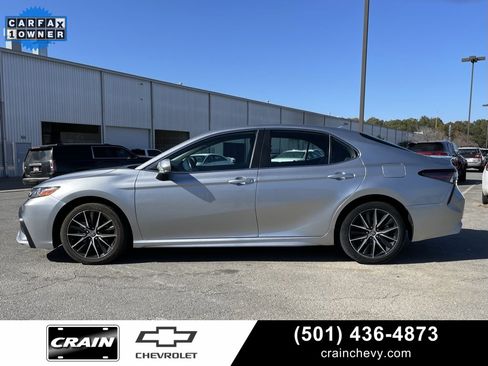 Used 2023 Toyota Camry SE image 4