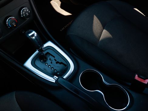 Used 2014 Dodge Avenger SE image 36