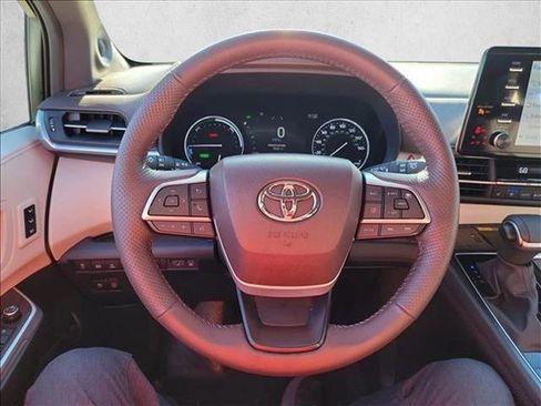 Used 2024 Toyota Sienna Platinum image 9