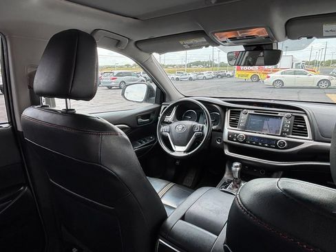 Used 2019 Toyota Highlander SE w/ Nightshade Edition FWD image 30