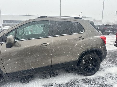 Used 2022 Chevrolet Trax LT w/ Premium Seat Package image 5