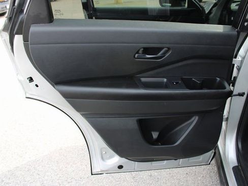 Used 2023 Nissan Pathfinder S image 15