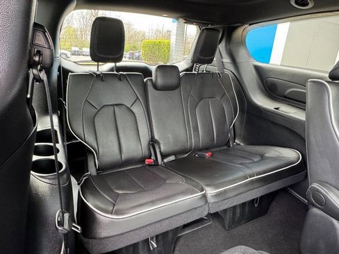 Used 2024 Chrysler Pacifica Premium FWD image 12