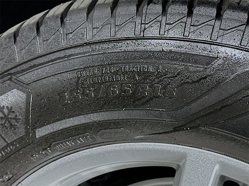 Used 2022 Ford Explorer XLT image 32