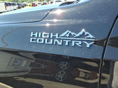 Used 2025 Chevrolet Tahoe High Country AWD/4WD image 6