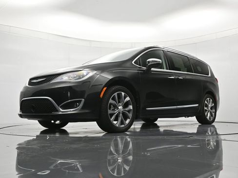 Used 2017 Chrysler Pacifica Limited w/ UConnect Theater Package FWD image 37