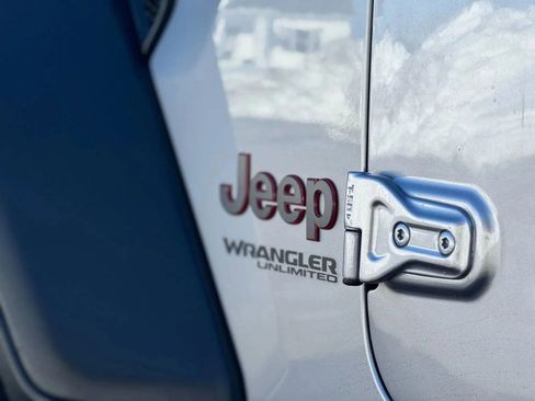 Used 2019 Jeep Wrangler Unlimited Rubicon w/ Cold Weather Group AWD/4WD image 10