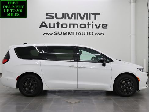 Used 2024 Chrysler Pacifica Limited FWD image 1