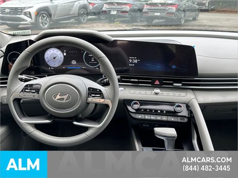 Used 2025 Hyundai Elantra SEL FWD image 27