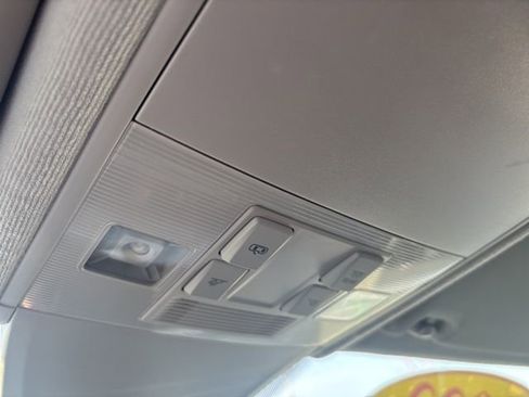 Used 2022 Volkswagen Tiguan SE image 24