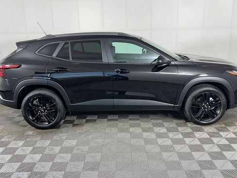 Used 2024 Chevrolet Trax ACTIV w/ Sunroof Package FWD image 3