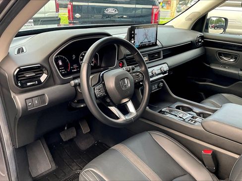 Used 2025 Honda Pilot Touring image 13