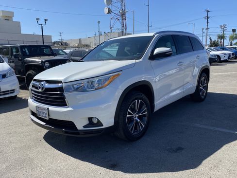 Used 2016 Toyota Highlander XLE image 2