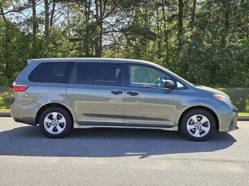 Used 2020 Toyota Sienna L image 3