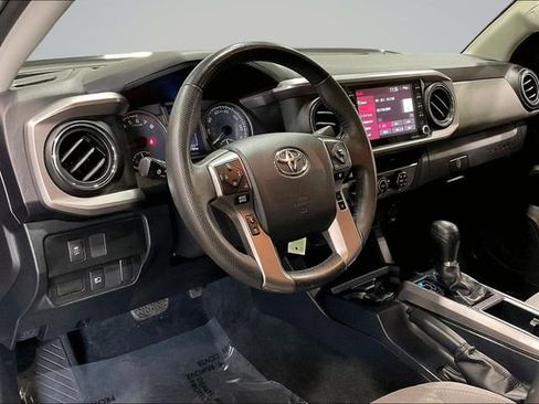 Used 2020 Toyota Tacoma SR5 AWD/4WD image 14