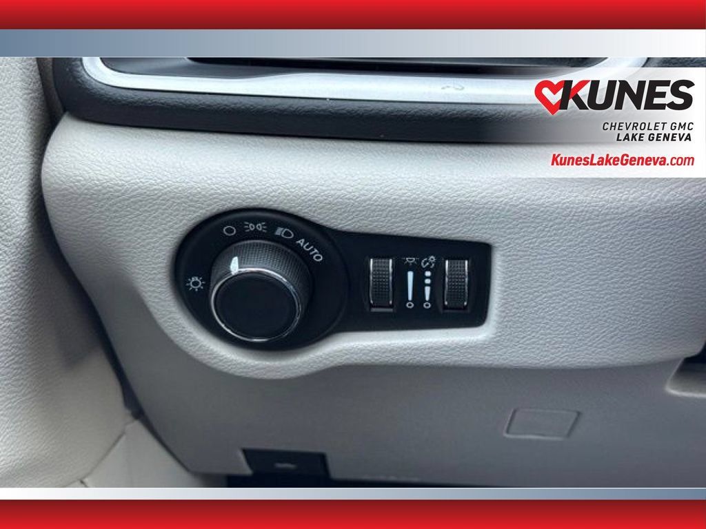Used 2023 Chrysler Voyager LX FWD image 40