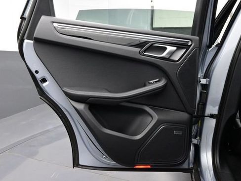 Certified 2025 Porsche Macan AWD/4WD image 13