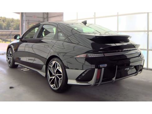 Used 2023 Hyundai Ioniq 6 SEL AWD/4WD image 3