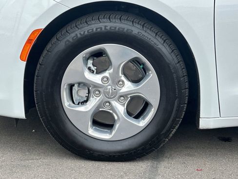 Used 2020 Chrysler Pacifica Touring-L w/ Premium Audio Group image 32