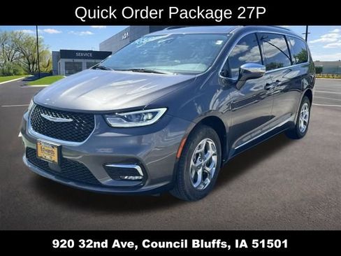 Used 2021 Chrysler Pacifica Limited AWD/4WD image 8