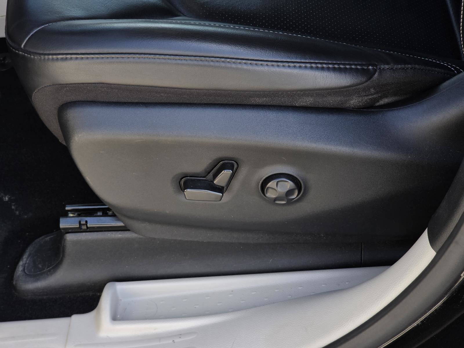 Used 2023 Chrysler Pacifica Touring-L FWD image 28