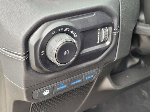 Used 2025 Jeep Wrangler Unlimited Sahara w/ Safety Group AWD/4WD image 17