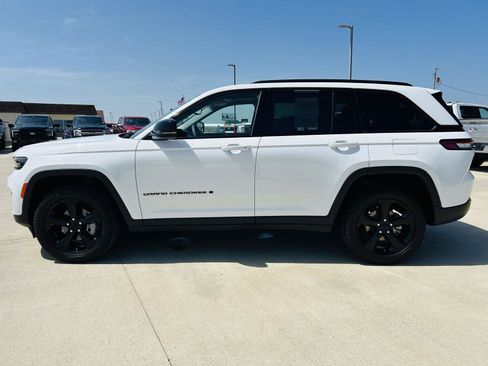 Used 2023 Jeep Grand Cherokee Limited w/ Black Appearance Package AWD/4WD image 38
