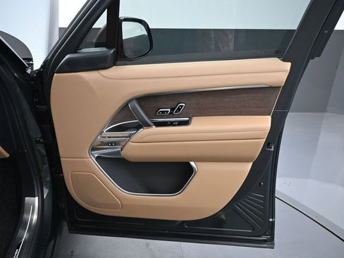 Used 2025 Land Rover Range Rover Long Wheelbase SE AWD/4WD image 4