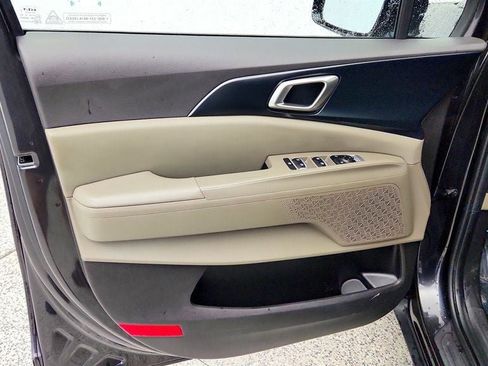 Used 2025 Kia Carnival FWD image 10