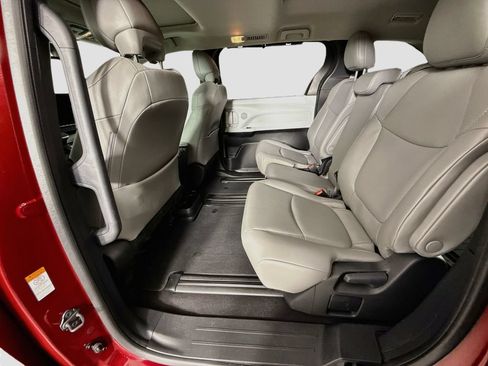 Used 2025 Toyota Sienna XLE FWD image 17